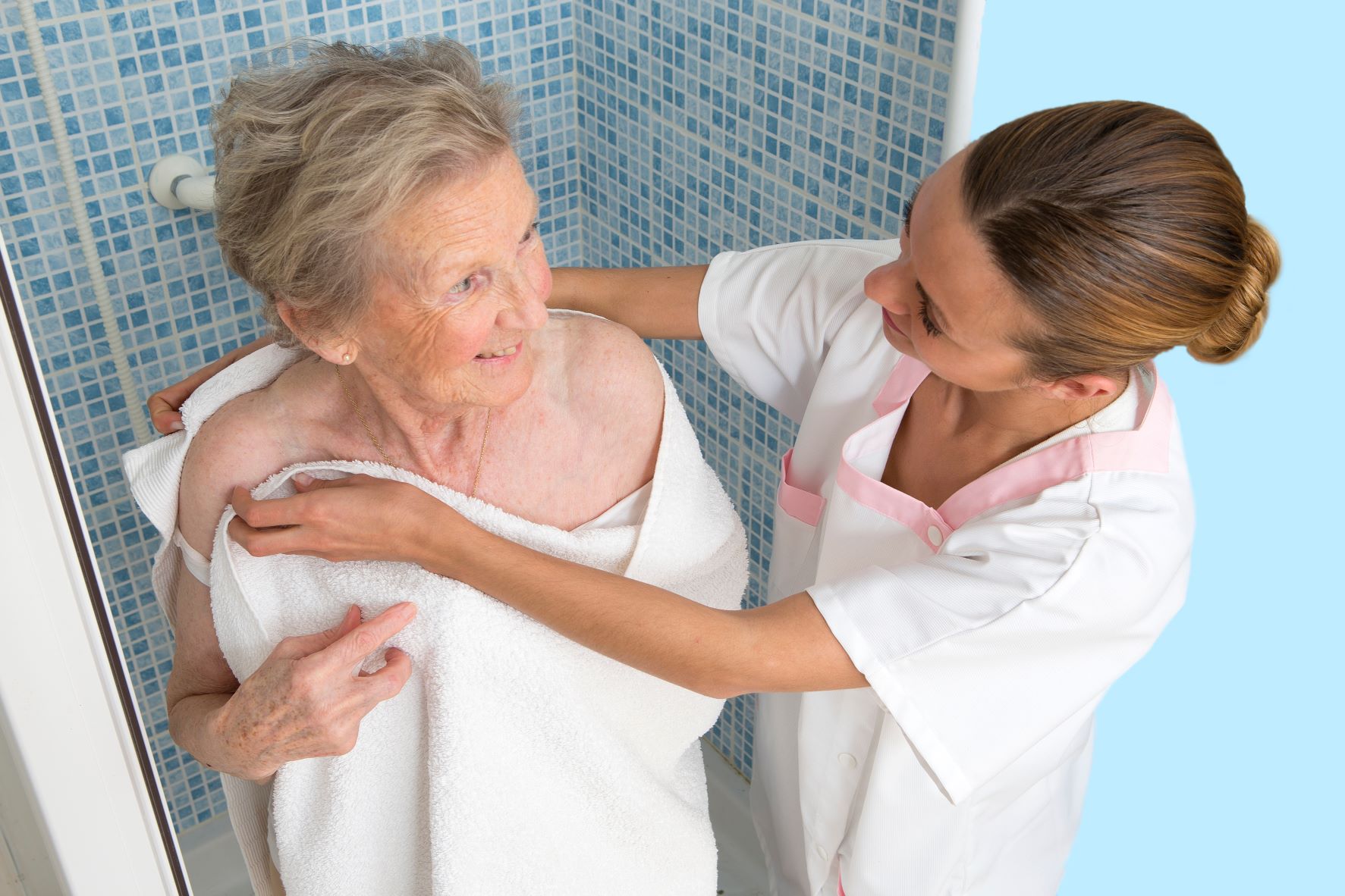 service de nos auxilliare de vie a Lyon pour les aides aux toilette des personne agees 2
